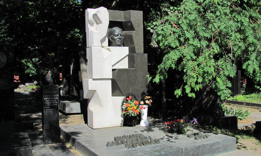Monument on the grave of Nikita Khrushchev by Russian sculptor Ernst Neizvestny.
